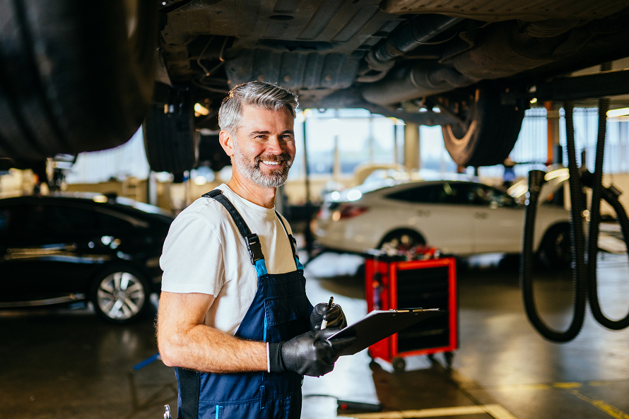 Professionnel du secteur de l'automobile, garagiste