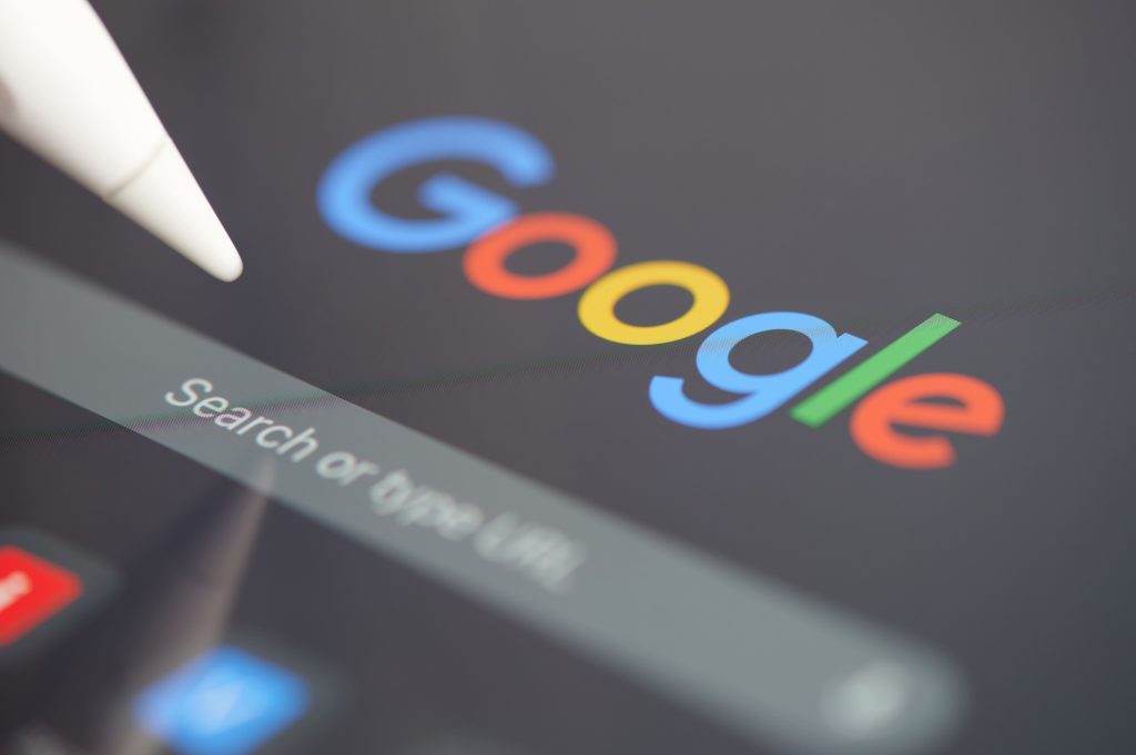 AdobeStock 459430535 Editorial Use Only 1 Gros plan sur l’interface de recherche Google sur un écran tactile