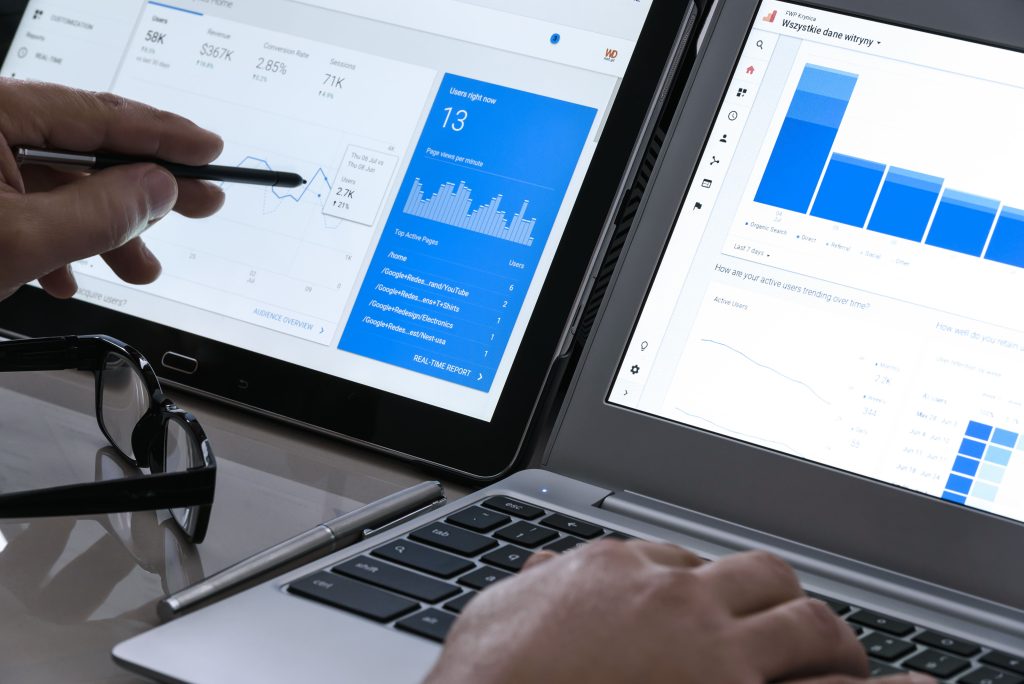 AdobeStock 294863782 Editorial Use Only Analyse des KPI et du trafic web sur Google Analytics pour le pilotage de la stratégie SEO