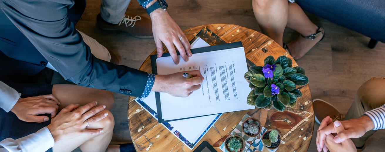 Vue de dessus de la signature d'un contrat lors d'un rendez-vous d'affaires